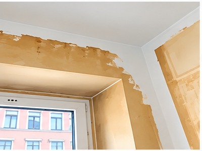Wand und Decke während Renovierungs- und Malerarbeiten
